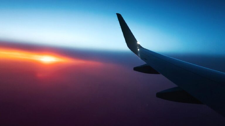 Telsiz kayıtları ortaya çıktı: Pilotun gördüğü “gümüş silindir” UFO olabilir mi?