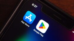 App Store ve Play Store’da çıplaklık alarmı
