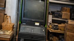 20 yıldır kilitli depoda saklıydı: Orijinal Xbox standı servet değerinde olabilir