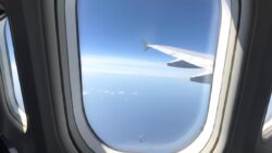 Uçak penceresindeki küçük delik neden var, ne işe yarıyor?