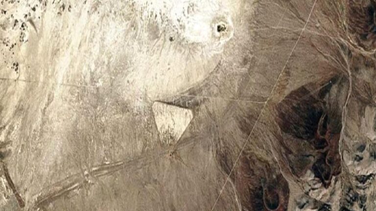 Google Earth’te fark edilen dev üçgenin sırrı ne?