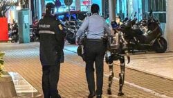 Karakola götürülen ilk robot: “Gözaltı” görüntüleri viral oldu