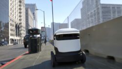 Teslimat robotu camı fark edemedi, otobüs durağına daldı