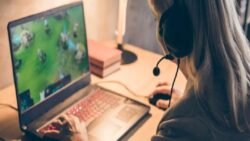 91 Yaşındaki Kadın Polis Baskınını Oralı Olmadan Oyununa Devam Etti