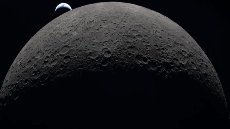 Ay’ın neden iki farklı yüzü var?