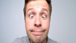 Her an gözümüzün önünde olan burnumuzu neden görmüyoruz?