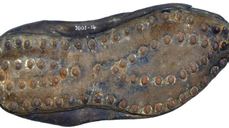 Toprağın altından çıkan ayak izleri: Binlerce yıllık ayakkabıların gizemi