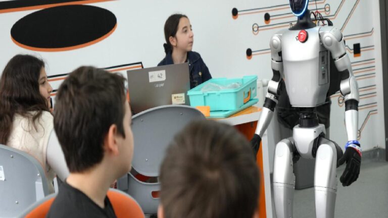 Türkiye’nin ilk robot vatandaşı mesaiye başladı: CANİKMAN sahada!