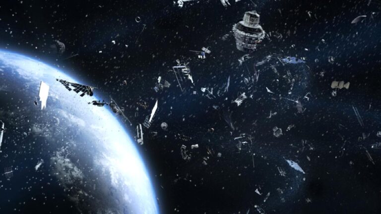 Yörüngede gizemli olay: Starlink uydusu parçalandı, onlarca enkaz tespit edildi