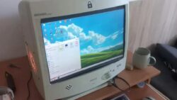 Dışı CRT Monitör İçi Oyuncu Bilgisayarı: Cyberpunk Açıyor