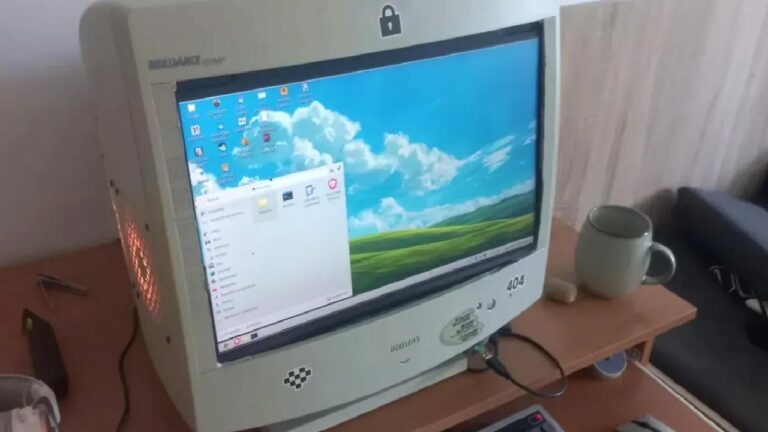 Dışı CRT Monitör İçi Oyuncu Bilgisayarı: Cyberpunk Açıyor