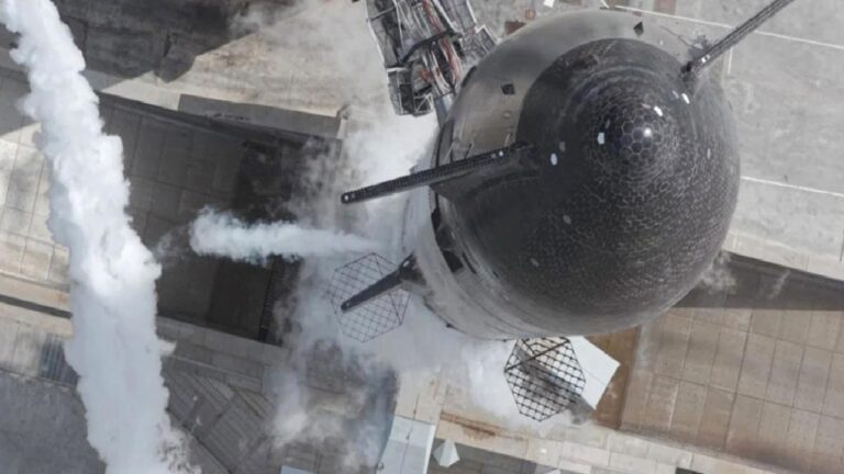 Dünyanın en büyük roketi gökyüzünde: Starship V3 ilk sınavına çıktı