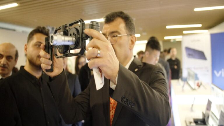 Henüz Türkiye’de satışa çıkmayan vivo X300 Ultra ilk kez bir üniversitede görüntülendi