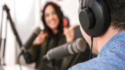 Kulağınızdaki ses gerçek olmayabilir: Yapay zeka podcast piyasasını kuşatıyor