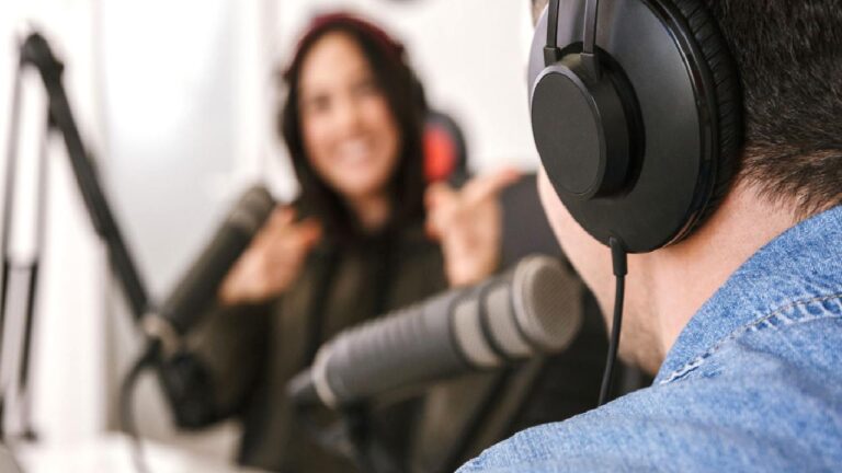 Kulağınızdaki ses gerçek olmayabilir: Yapay zeka podcast piyasasını kuşatıyor