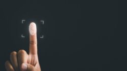 Selfie’de parmak izi riski: Yakın çekim fotoğraflar yeni güvenlik açığına dönüşebilir
