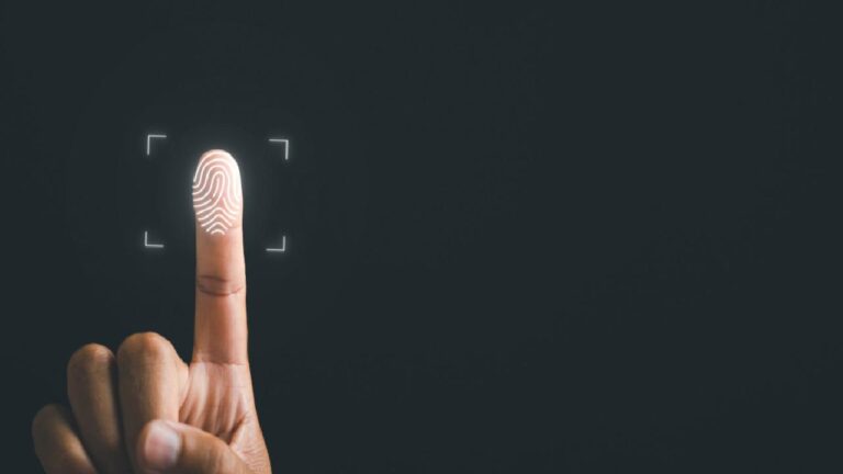 Selfie’de parmak izi riski: Yakın çekim fotoğraflar yeni güvenlik açığına dönüşebilir