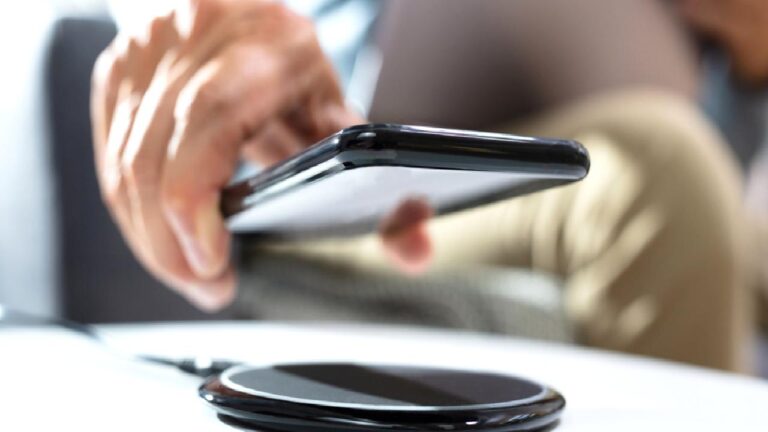 Telefonlar aynı anda hem kablolu, hem de kablosuz şarj edilebilir mi?