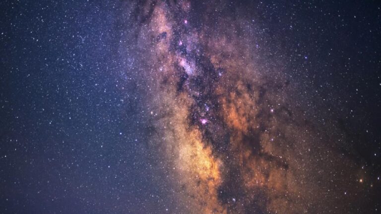 Milyarlarca yıldır ona doğru düşüyoruz, ama asla ulaşamayacağız