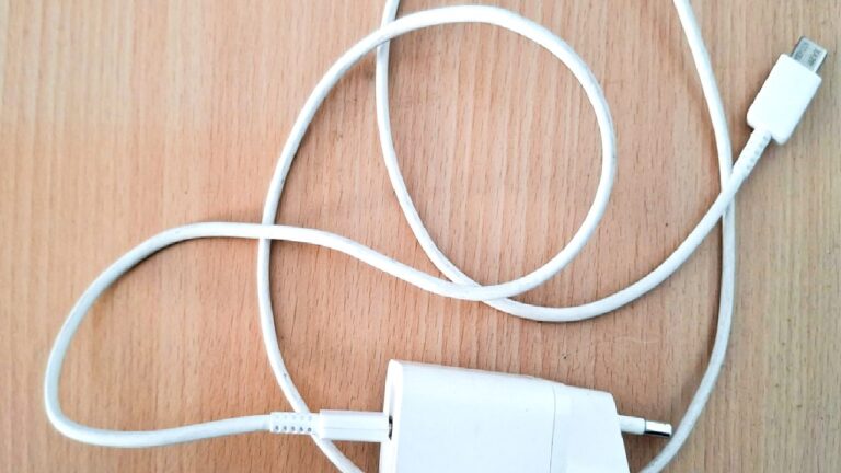 Uzun şarj kabloları, telefonun şarj hızını gerçekten düşürüyor mu?