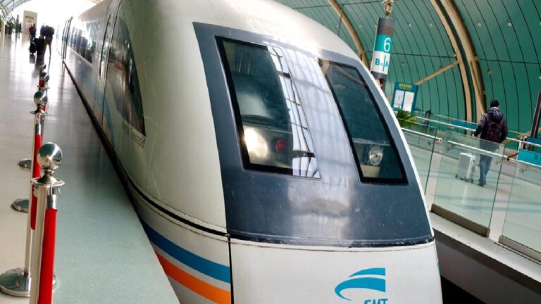 Çin’in yeni mucizesi: Saniyeler içinde uçak hızını yakalayan tren!