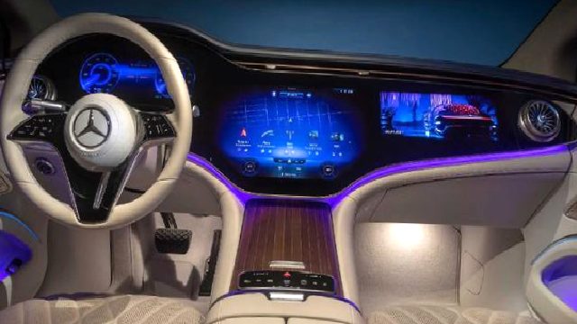 Mercedes-Benz Tamanen Ekran Sevdasına Ara Veriyor: Fiziksel Düğmeler Geri Dönecek!