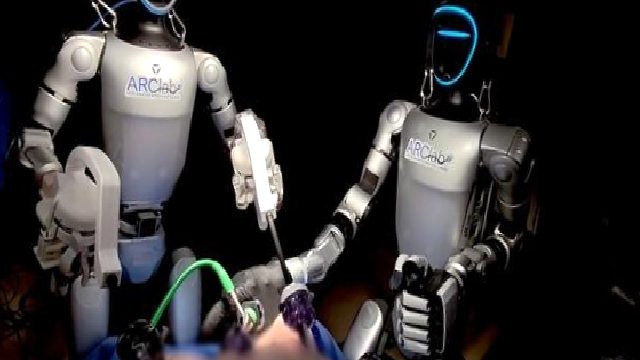 Robot Cerrahlar Bir İlke İmza Attı: İnsansı Robotlar, İlk Canlı Hayvan Ameliyatını Başarıyla Tamamladı!