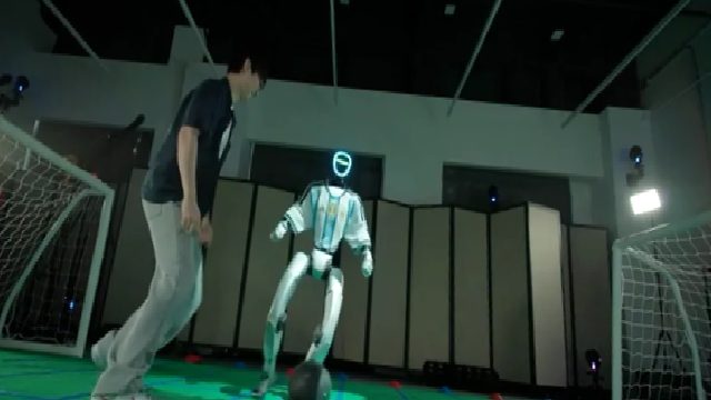 140 Yıllık Sanal Futbol Eğitimi Alan Robot Sahaya Çıktı: Karşınızda “Messinator”!