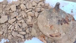 Hurdalıkta otomobil parçası arıyordu, 1800 yıllık kalkan buldu