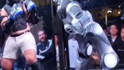 Tarihte İlk Kez Bir İnsan ve 1.80’lik Terminatör Robot Kafes Dövüşü Yaptı: Sizce Kim Kazanmıştır?