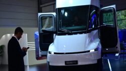 Tesla’nın 2017’de gösterdiği dev araç Semi, sonunda seri üretime giriyor