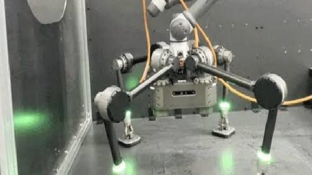 Dört Bacaklı “Kaynakçı Robot” Sosyal Medyayı Salladı!