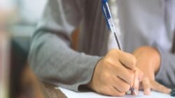 Ekranlar yaygınlaştıkça kaybolan alışkanlık: El yazısı beyni nasıl etkiliyor?