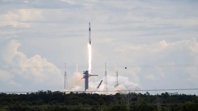 SpaceX’ten yeni rekor: Crew Dragon, UUİ’ye 8 saatten kısa sürede ulaştı